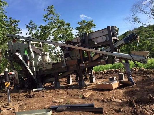 230 T / H Kompletny sprzęt do przesiewania i kruszenia Ruda żelaza 750 × 1060 Gąsienicowa kruszarka udarowa
