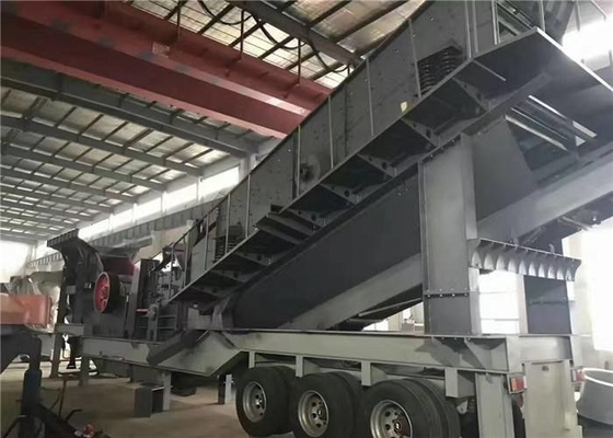 230 T / H Kompletny sprzęt do przesiewania i kruszenia Ruda żelaza 750 × 1060 Gąsienicowa kruszarka udarowa