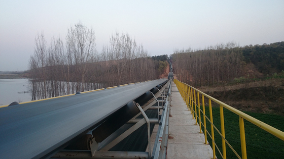 Automatyczny przenośnik taśmowy 415V, 440V 400mm Przenośnik do kamieniołomów i transportu minerałów