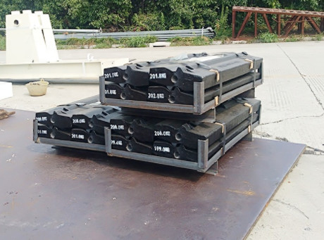 Impact Stone Crusher Części zamienne Płyta wkładki Martenzytyczna wkładka ceramiczna
